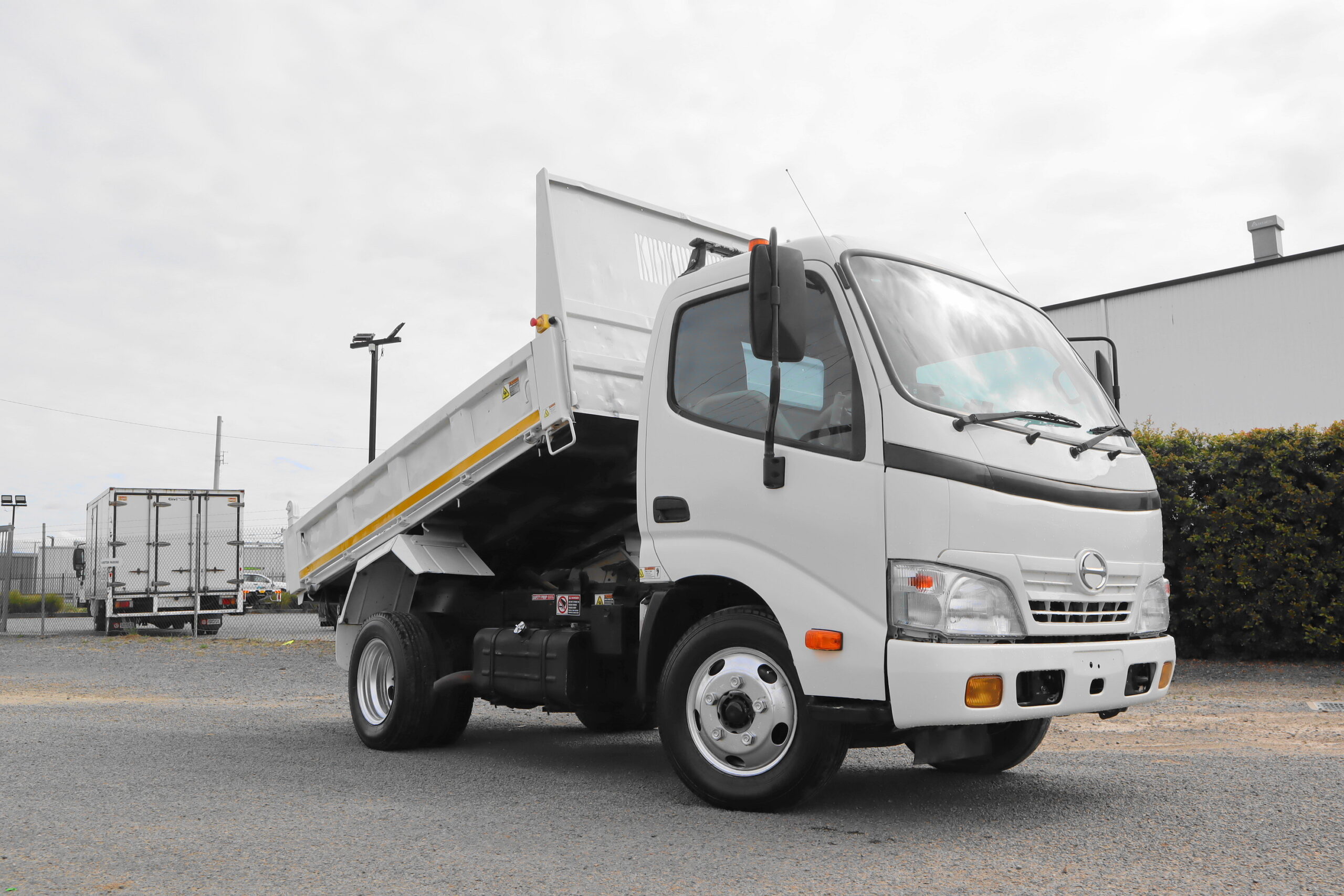 2010 HINO 300 TIPPER image 13