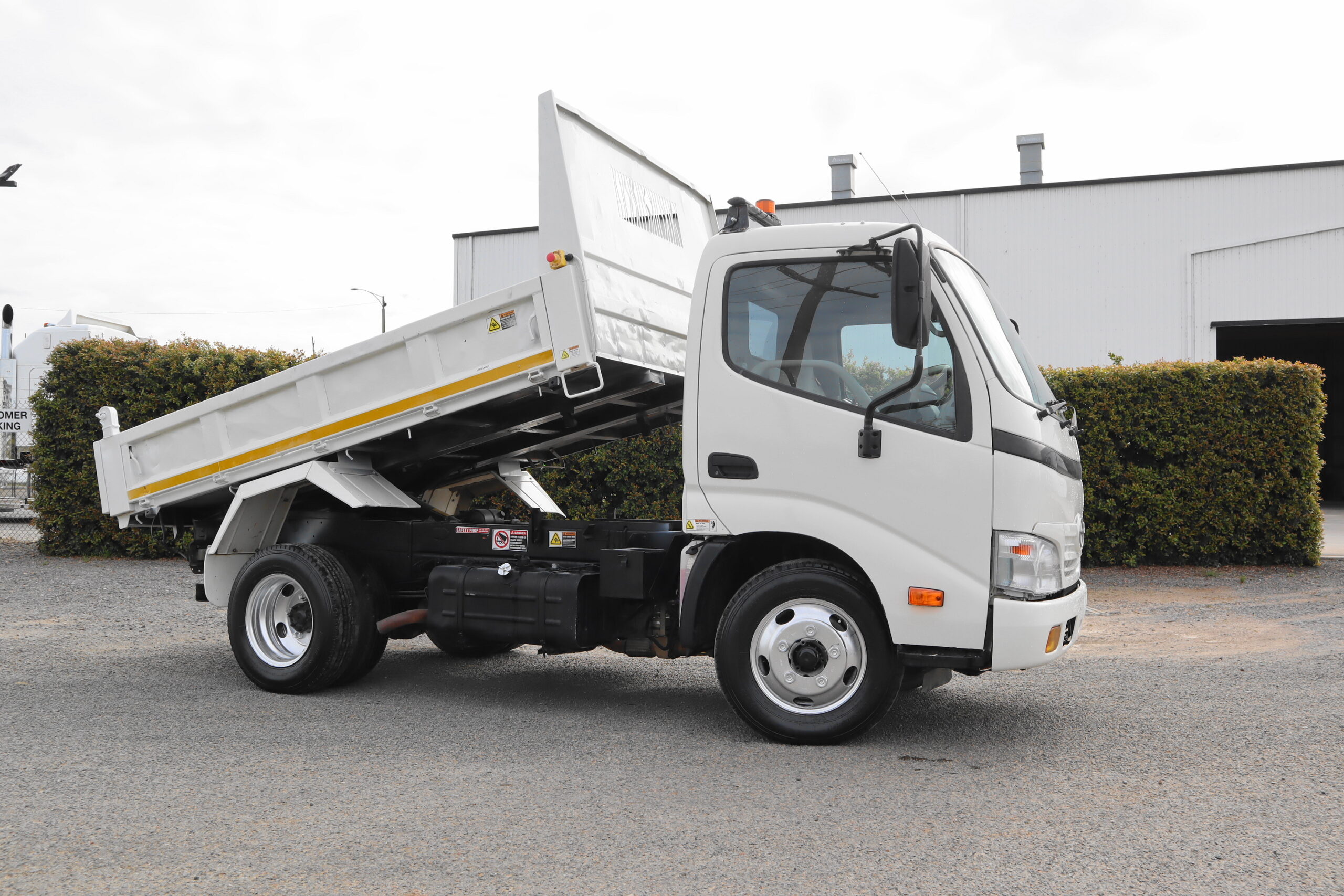 2010 HINO 300 TIPPER image 12