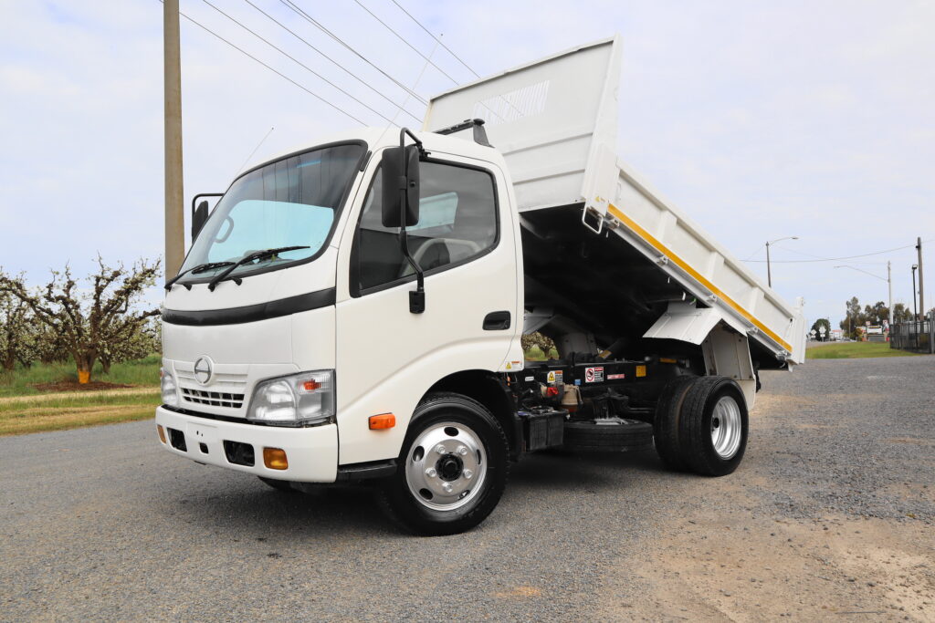 2010 HINO 300 TIPPER