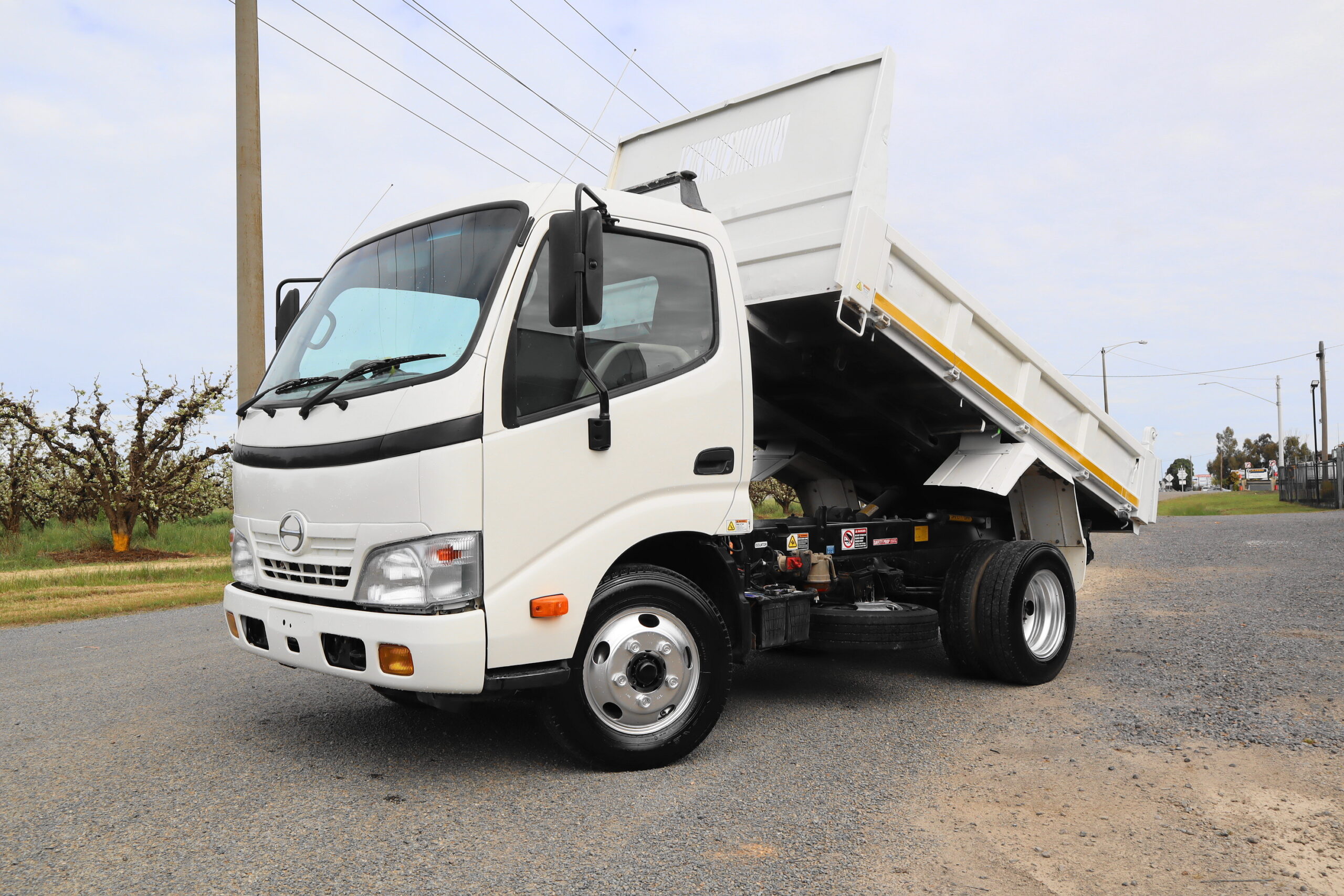 2010 HINO 300 TIPPER