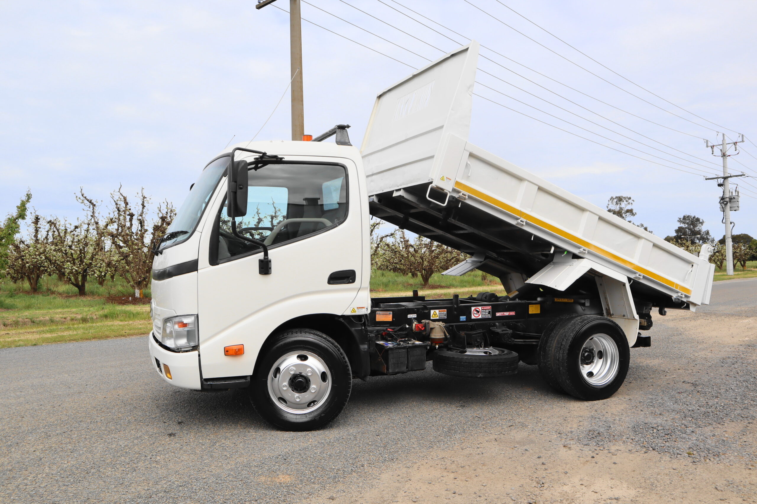 2010 HINO 300 TIPPER image 2
