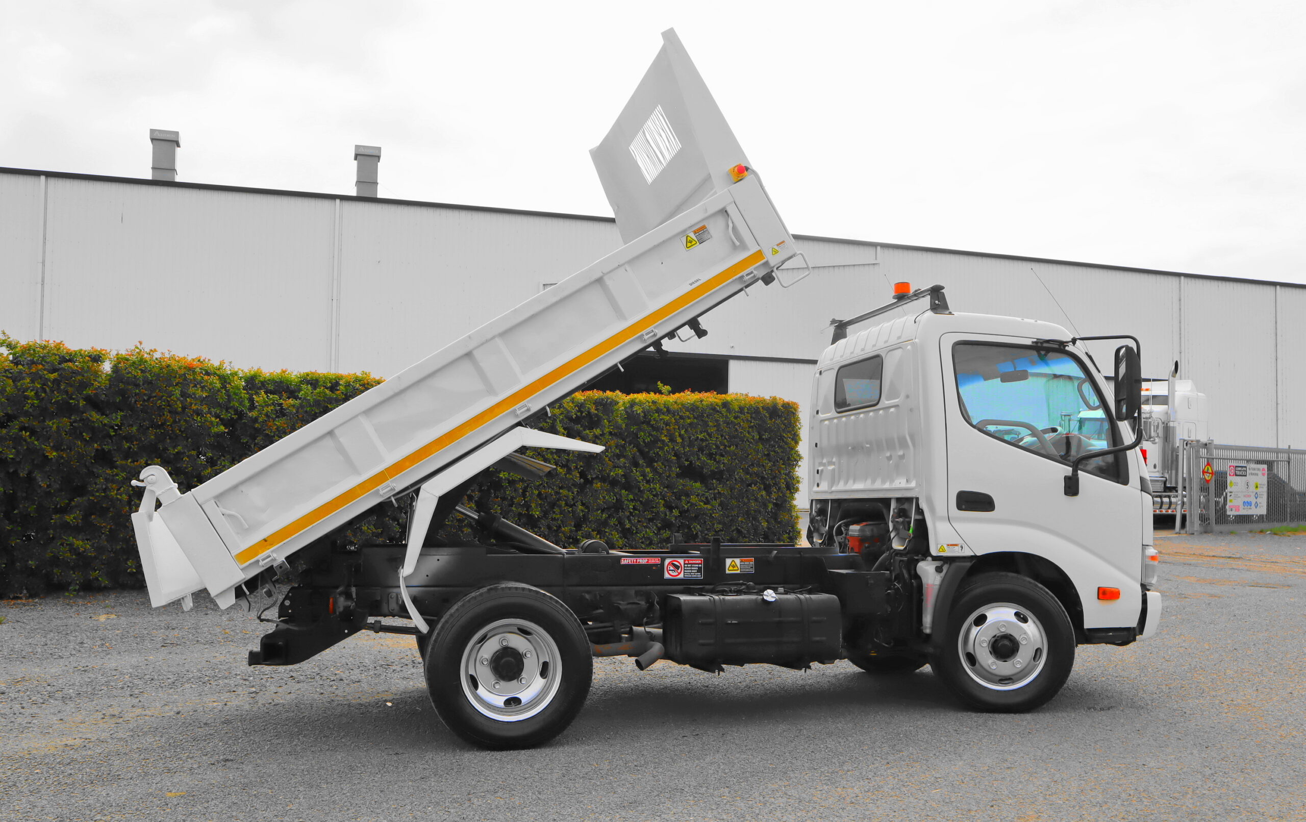 2010 HINO 300 TIPPER image 10