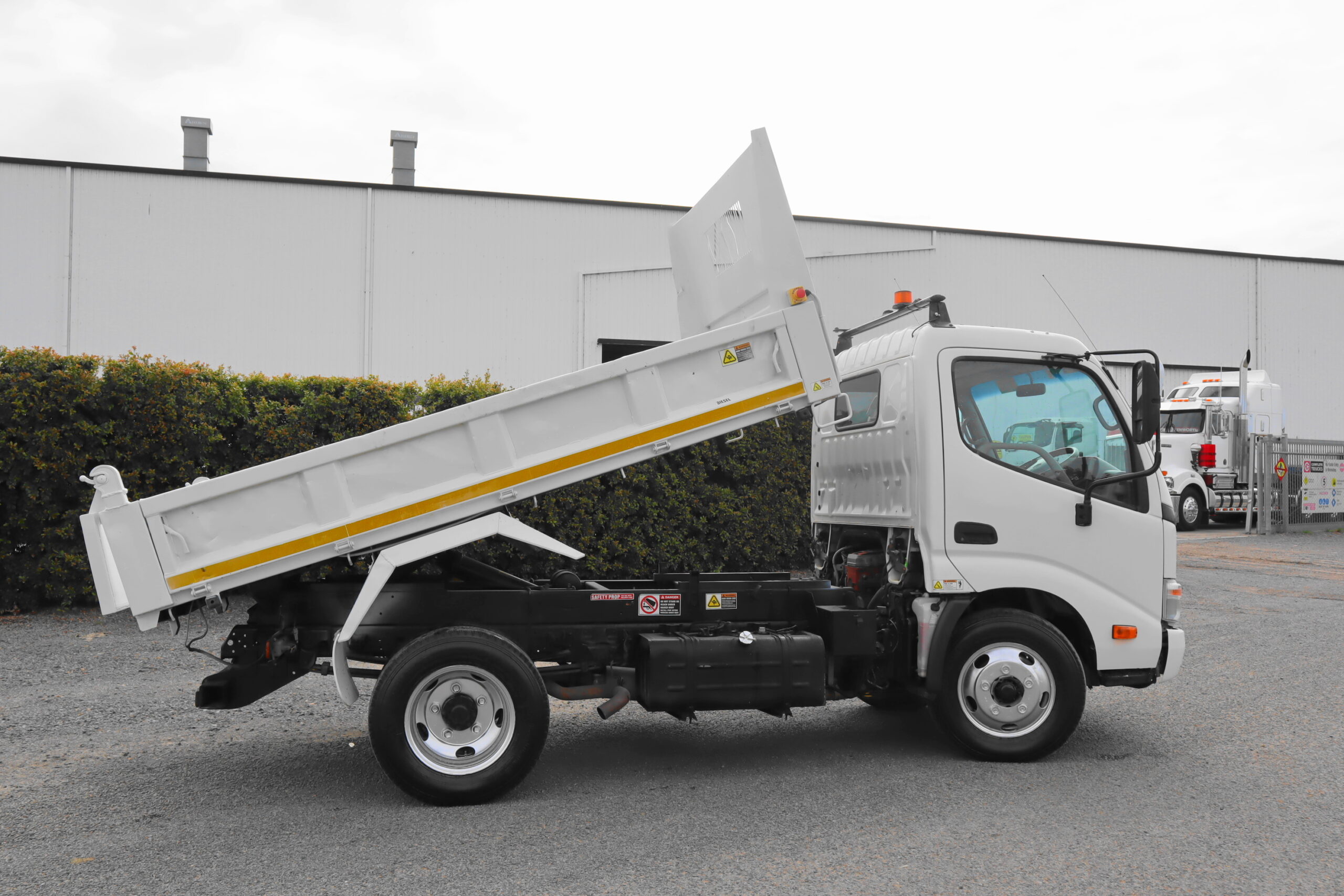 2010 HINO 300 TIPPER image 11