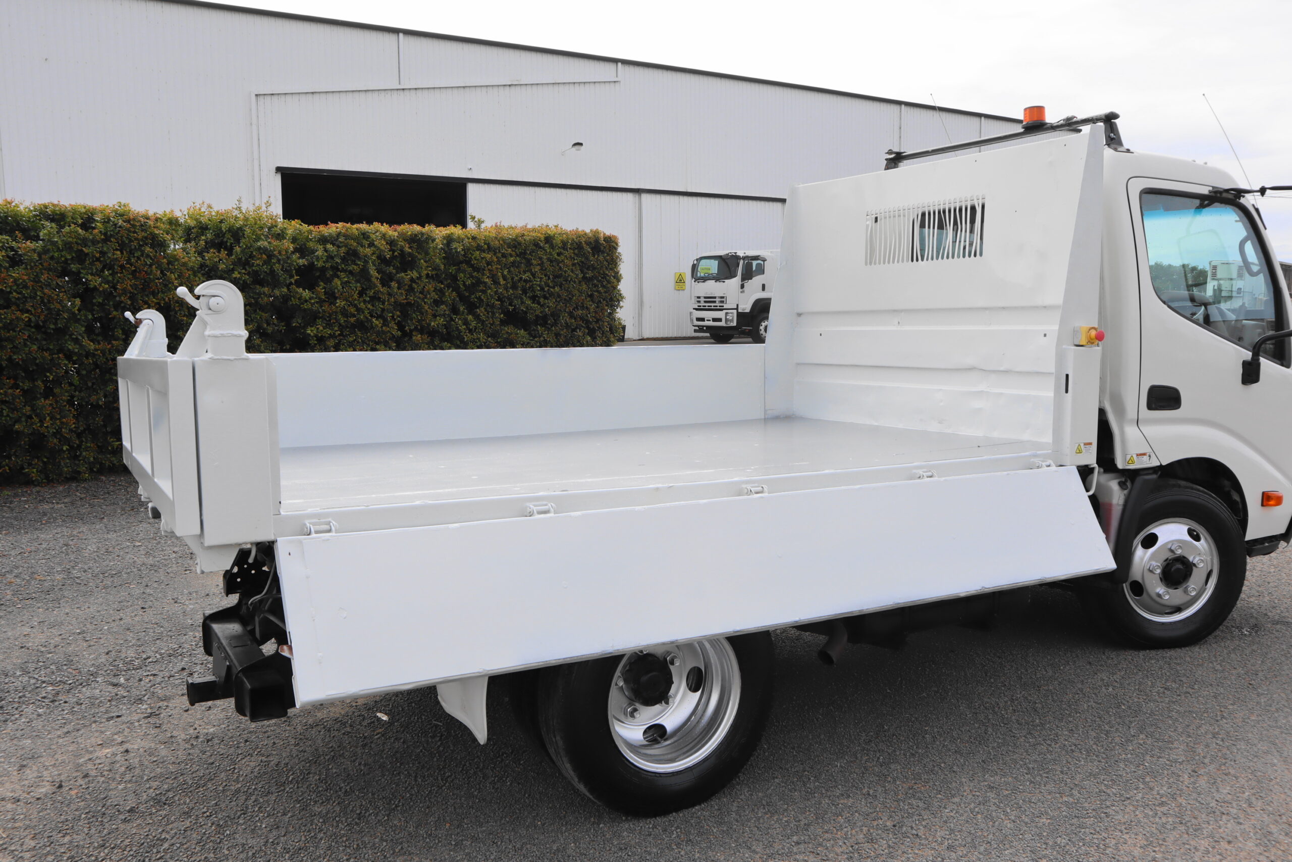 2010 HINO 300 TIPPER image 7