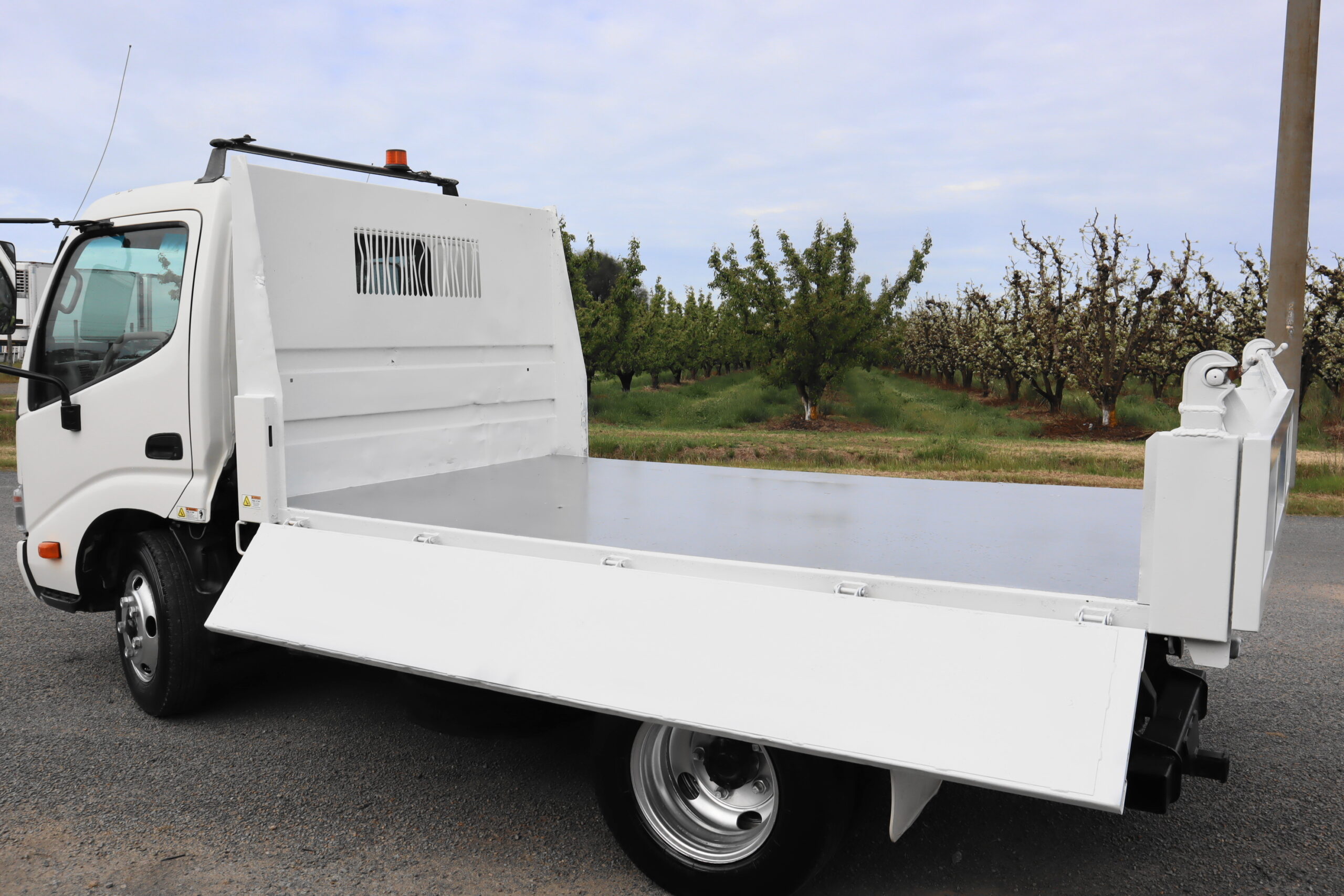 2010 HINO 300 TIPPER image 6