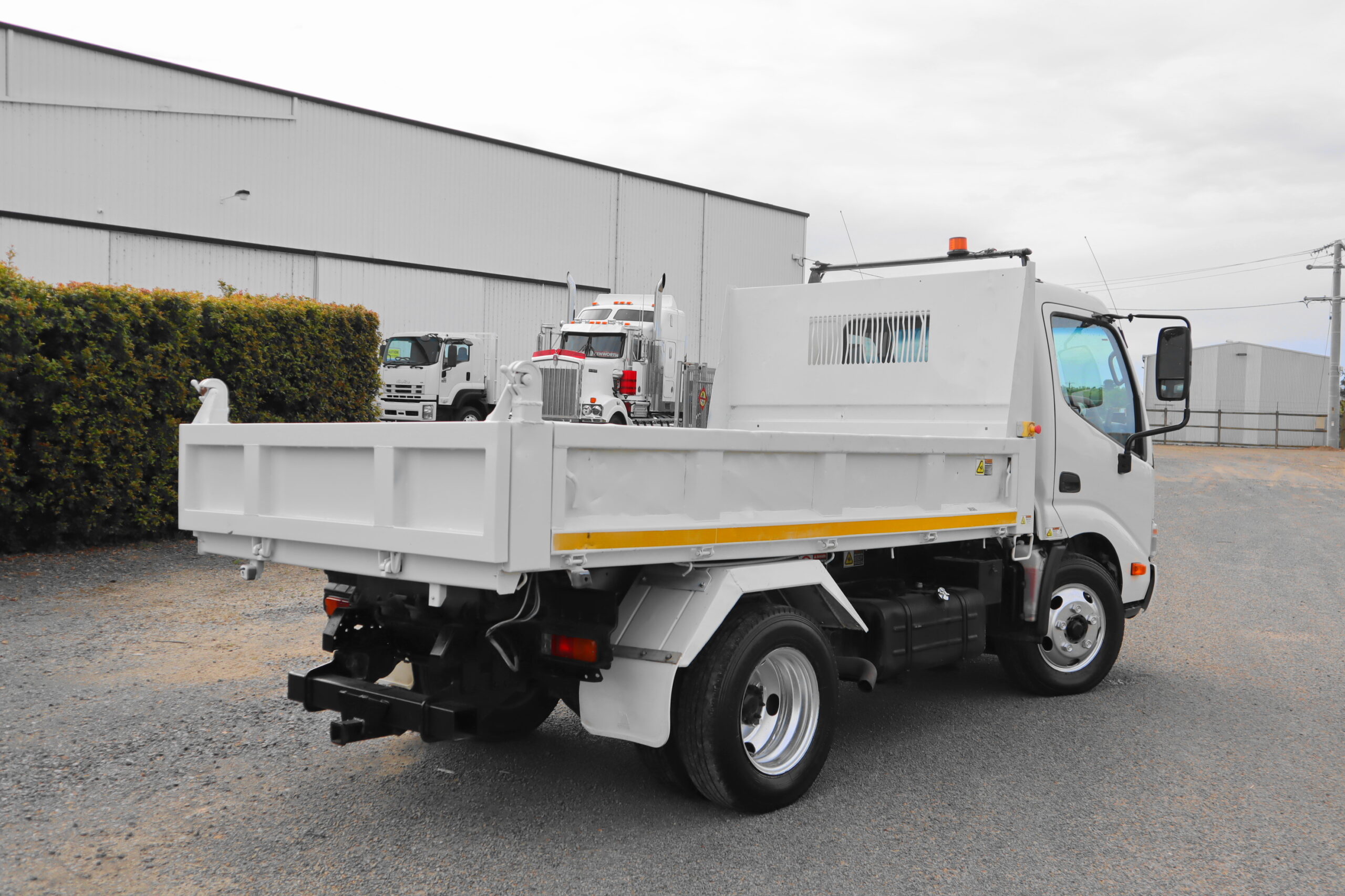 2010 HINO 300 TIPPER image 9