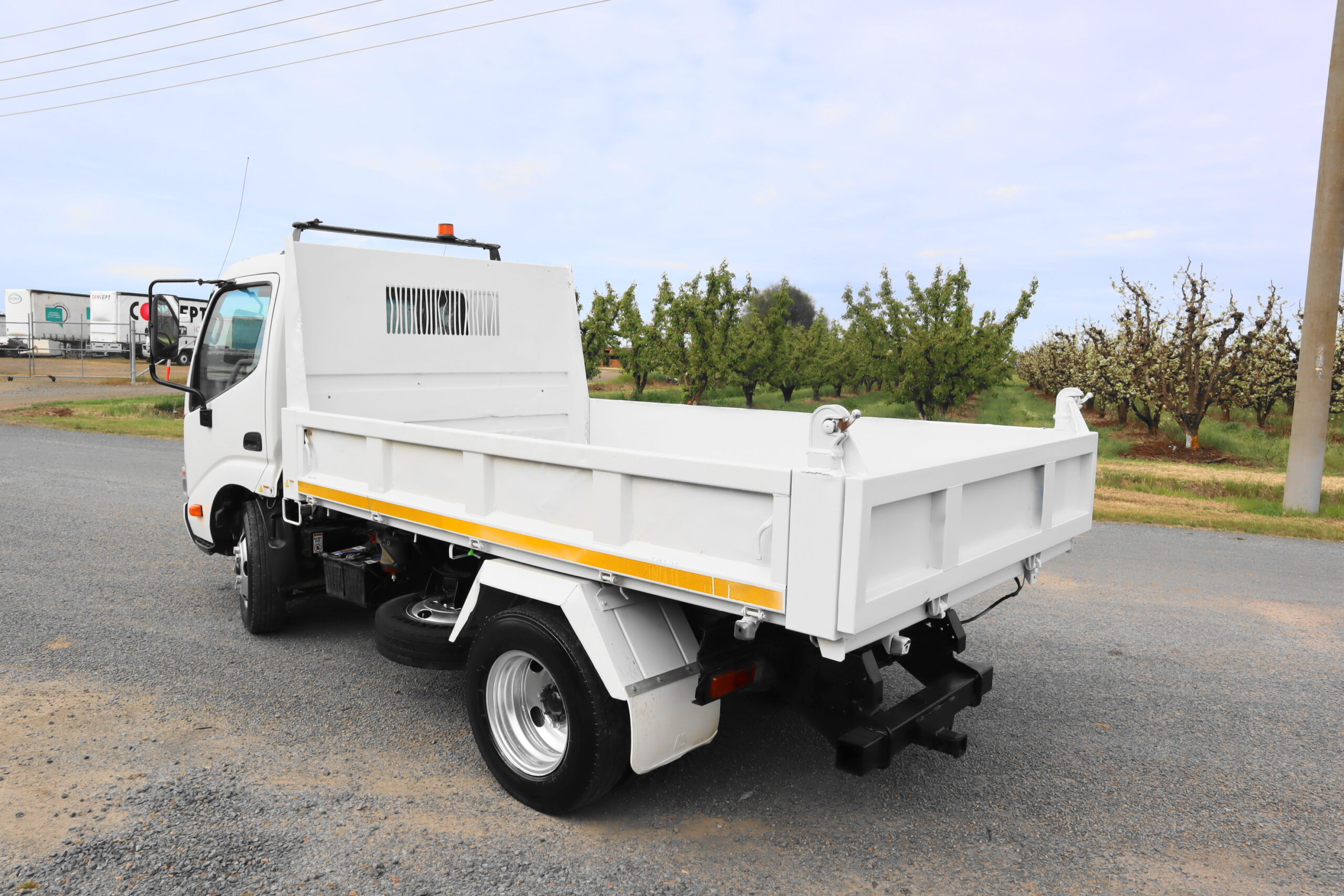 2010 HINO 300 TIPPER image 5