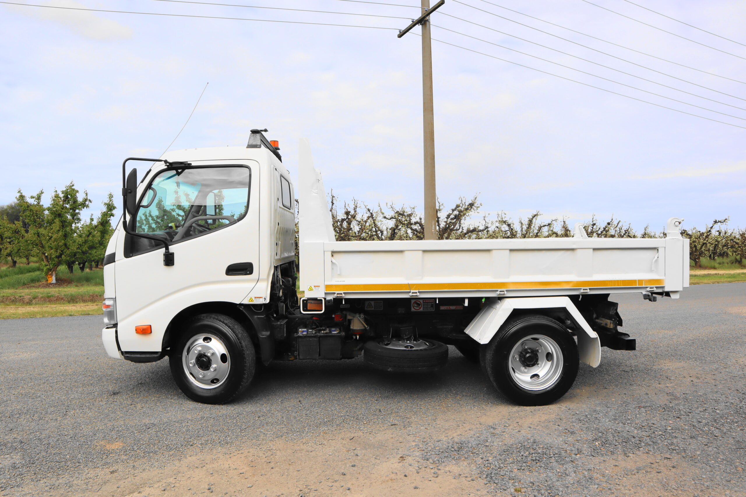 2010 HINO 300 TIPPER image 4