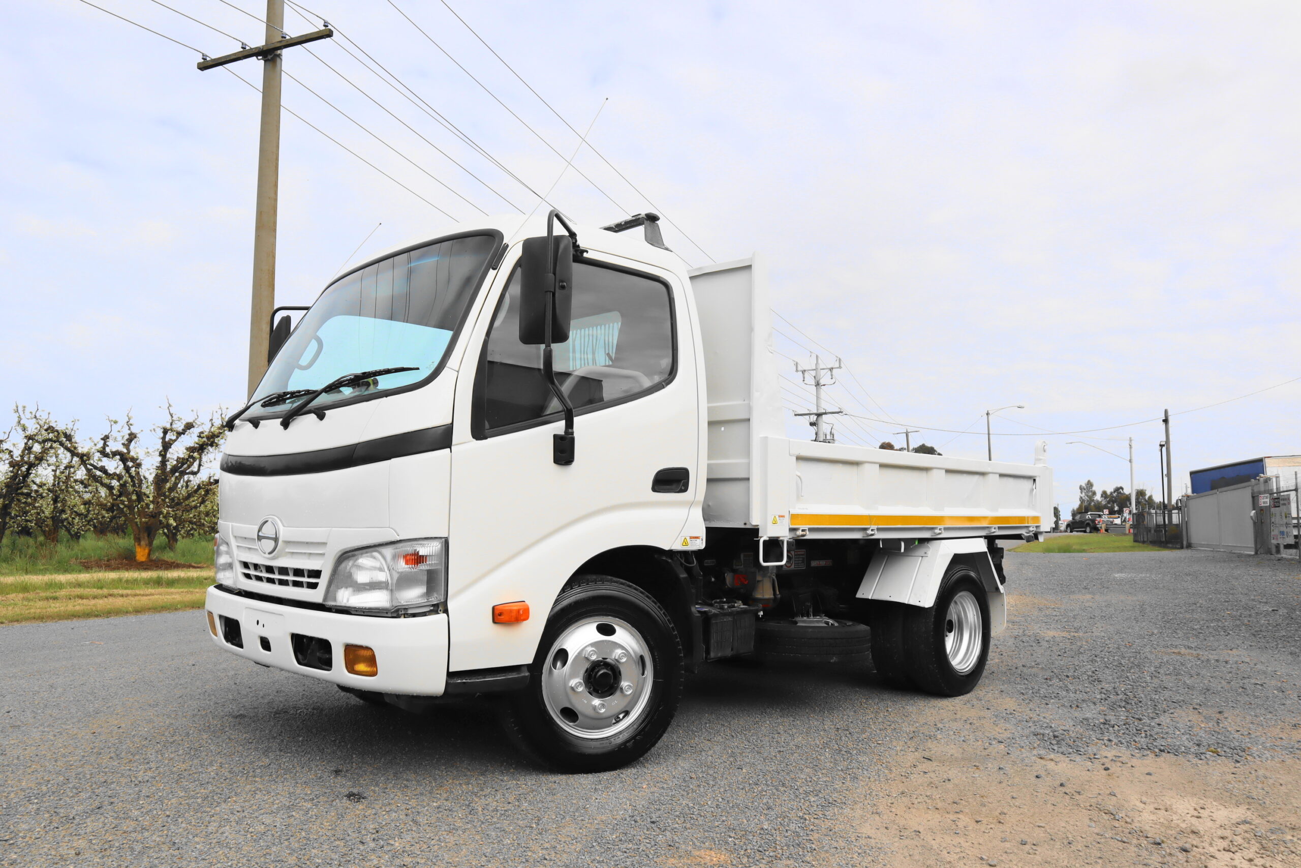 2010 HINO 300 TIPPER image 3